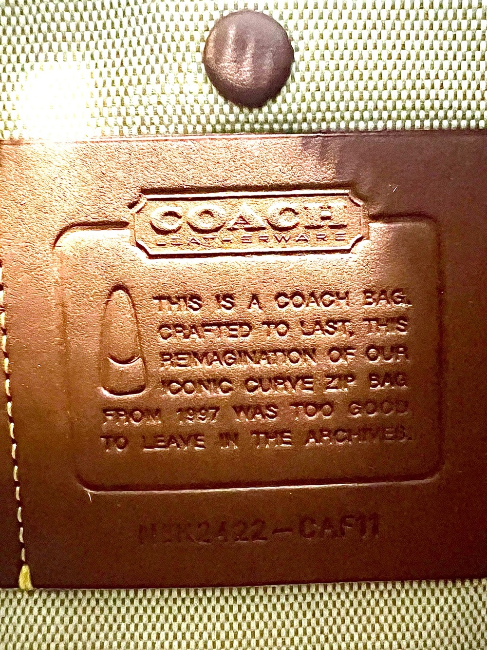 Coach Curve Zip in chalk - Picture 5 of 11